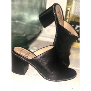 Black sandals #shesdarlin!